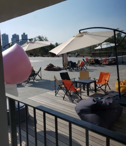 △노들섬 노들서가 카카오 크리에이터스 데이 입구 모습. 어피치와 피크닉장으로 꾸며졌다/사진=오승혁 기자