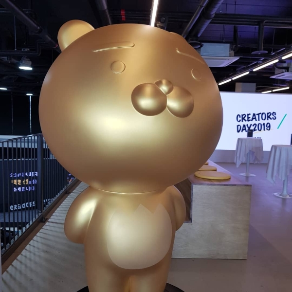 △행사장 입구에서 참가자들을 맞이하는 카카오프렌즈의 대표 캐릭터 라이언이 오스카 트로피를 패러디한 동상/사진=오승혁 기자