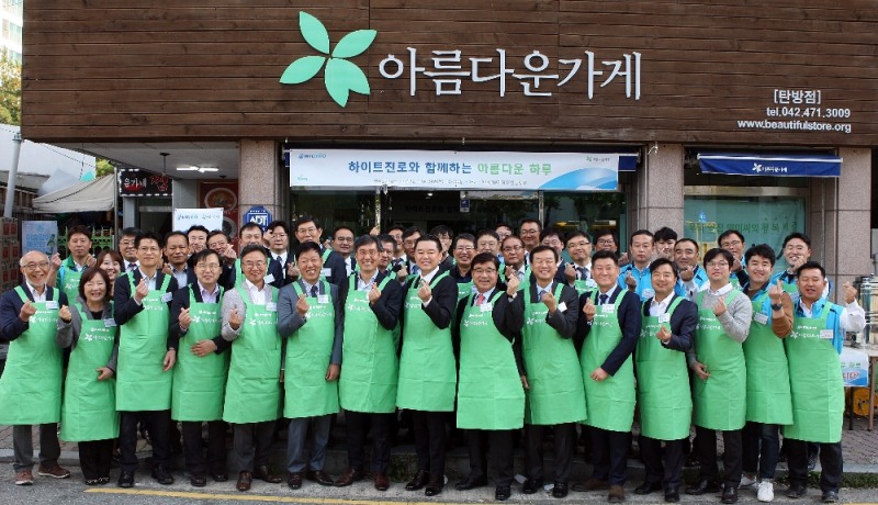하이트진로는 24일 아름다운가게 대전 탄방점에서 8번째 아름다운가게 나눔바자회를 열었다. 바자회에는 하이트진로 김인규 대표(맨앞줄 오른쪽 여덟번째)와 협력사 테크팩 솔루션 서범원 대표(맨앞줄 오른쪽 일곱번째), 아름다운가게 윤여영 상임이사(맨앞줄 오른쪽 아홉번째)를 비롯해 임직원 50여명이 참석했다. /사진제공=하이트진로