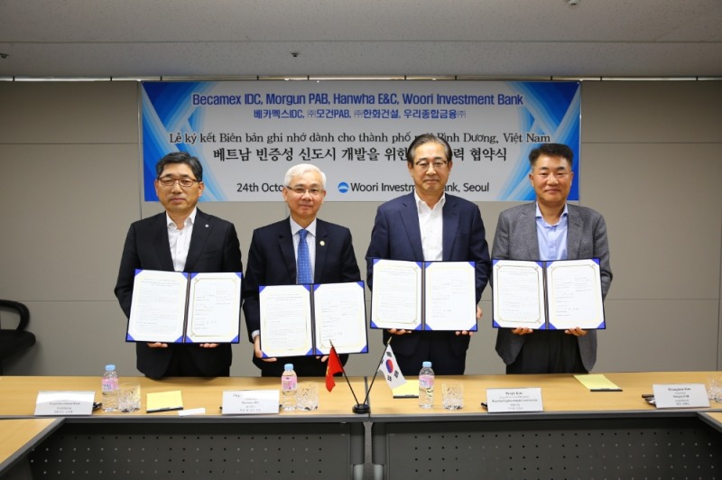 (왼쪽부터) 조운행 우리종합금융 대표이사, 베카멕스 팜 응옥 투언 회장, 한화건설 김효진 부사장, 모건피에이비 김형만 회장이 24일 우리금융남산타워에서 열린 ‘베트남 빈증신도시 개발사업 MOU’에서 기념촬영을 하고 있다./사진=우리종합금융