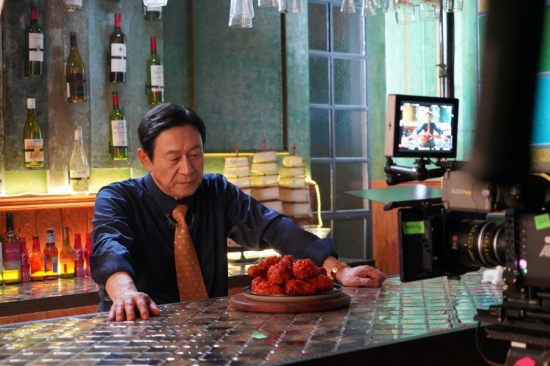 치킨 프랜차이즈 BBQ가 25일 배우 김응수씨를 모델로 한 '뱀파이어 치킨' CF 방영을 시작했다. /사진제공=제너시스BBQ