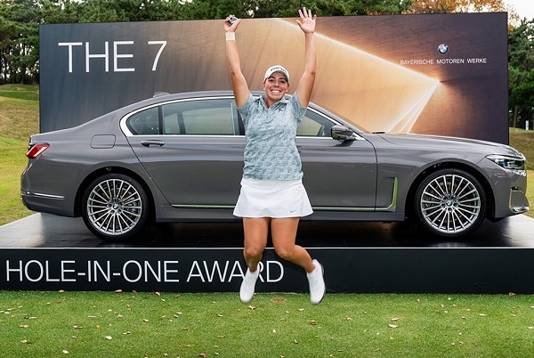 크리스틴 길만이 상품으로 받은 BMW 7시리즈 앞에서 기념촬영을 하고 있다. (사진=BMW코리아)