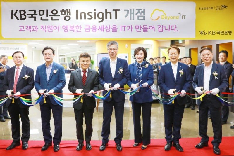 지난 25일 서울 여의도 광복회관 2층에서 열린 'KB InsighT 지점 개점식'에서 관계자들이 테이프 커팅식을 하고 있다. (왼쪽부터) 김윤기 영등포구시설관리공단 이사장, 채현일 영등포구청장, 김원웅 광복회장, 허인 KB국민은행장, 권숙교 KB국민은행 사외이사, 방기석 KB국민은행 InsighT 지점장, 이우열 KB국민은행 IT그룹 대표. / 사진= KB국민은행