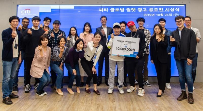 발렌틴 발데라바노(Valentin Valderrabano) 한국씨티은행 소비자금융그룹장(중앙)이 신사옥인 영등포 문래동 소재 영시티에서 지난 25일 씨티 글로벌 월렛 체크카드 광고 공모전 시상식에 참석한 수상자들과 함께 기념촬영을 하고 있다./사진=한국씨티은행