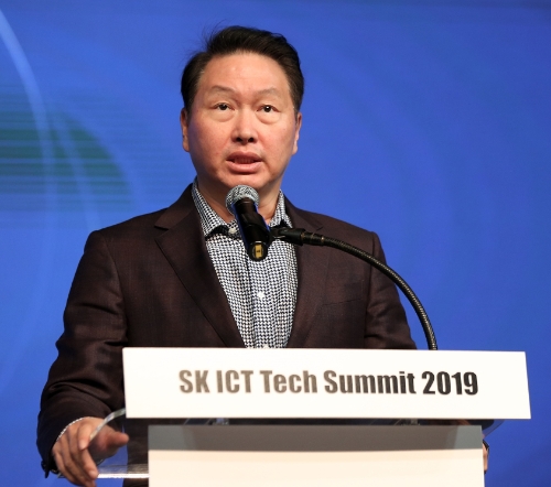△ 최태원 SK 회장이 28일 ‘SK ICT Tech Summit 2019’ 개막식에서 개회사를 하고 있다. /사진=SKT