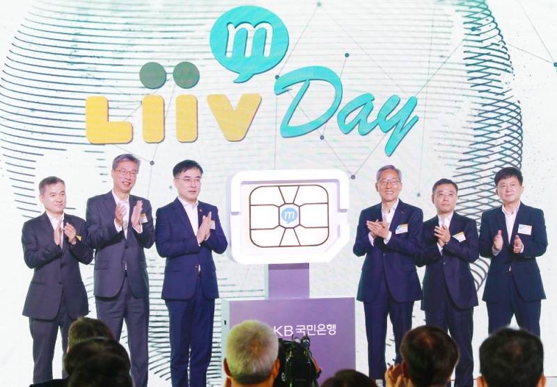 28일 서울 중구 반얀트리 클럽 앤 스타 서울에서 열린 'Liiv M(리브모바일)' 론칭행사에서 참석자들이 기념촬영을 하고 있다. (왼쪽부터) 하현회 LG유플러스 부회장, 허인 KB국민은행장, 손병두 금융위원회 부위원장, 윤종규 KB금융지주 회장, 이태희 과학기술정보통신부 통신정책국장, 최성호 방송통신위원회 이용자정책국장. / 사진= KB국민은행