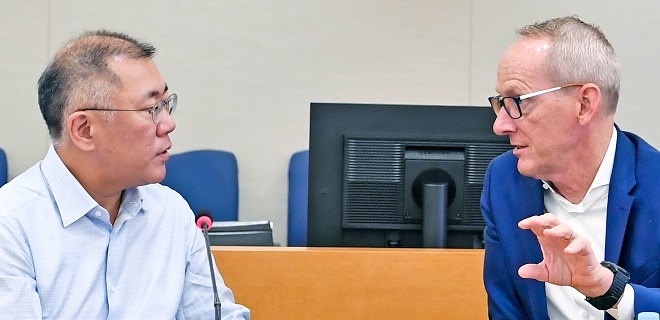 정의선 현대차그룹 수석부회장(왼쪽)과 칼 토마스 노이먼 현대모비스 사외이사. (사진=현대모비스)