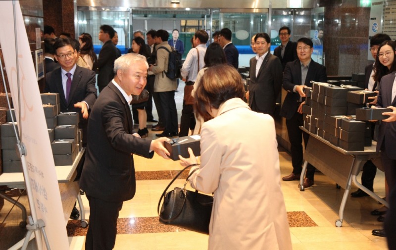 ▲김경규 하이투자증권 사장(왼쪽)과 임원진이 28일 오전 서울 여의도 본사에서 출근하는 임직원들에게 아침 식사를 전달하고 있다./사진=하이투자증권