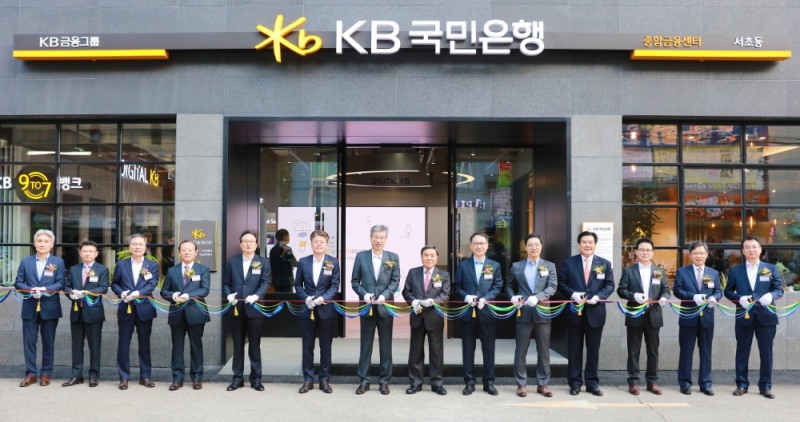 지난 28일 서울 서초동 소재 'KB국민은행 서초동종합금융센터' 오픈식에서 참석자들이 테이프 커팅식을 하고 있다. (왼쪽에서 여섯번째) 김진선 메가박스중앙 대표이사 , (왼쪽에서 일곱번째)허인 KB국민은행장, (왼쪽에서 아홉번째) 김남일 KB국민은행 영업그룹 부행장. / 사진= KB국민은행