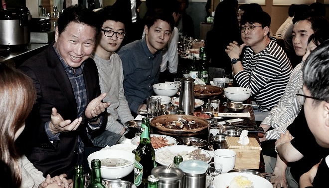 최태원 SK 회장(왼쪽)이 28일 광화문 인근 식당에서 임직원들과 이야기를 나누고 있다. (사진=SK)