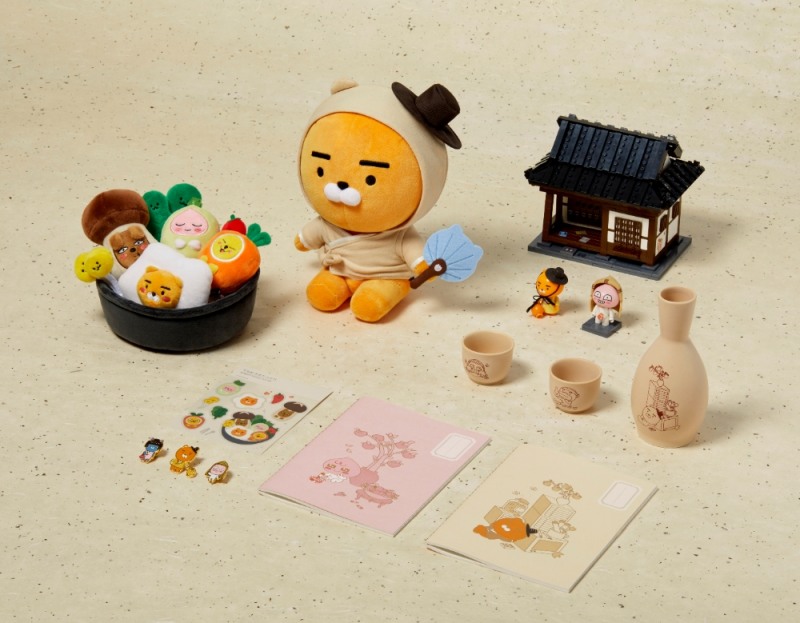 △카카오프렌즈의 전주 한옥마을 매장 판매 제품의 모습. 갓을 쓴 라이언과 비빔밥 인형, 미니 주병 세트, 한옥 브릭 피규어 등의 모습/사진=오승혁 기자(카카오IX 자료 편집)