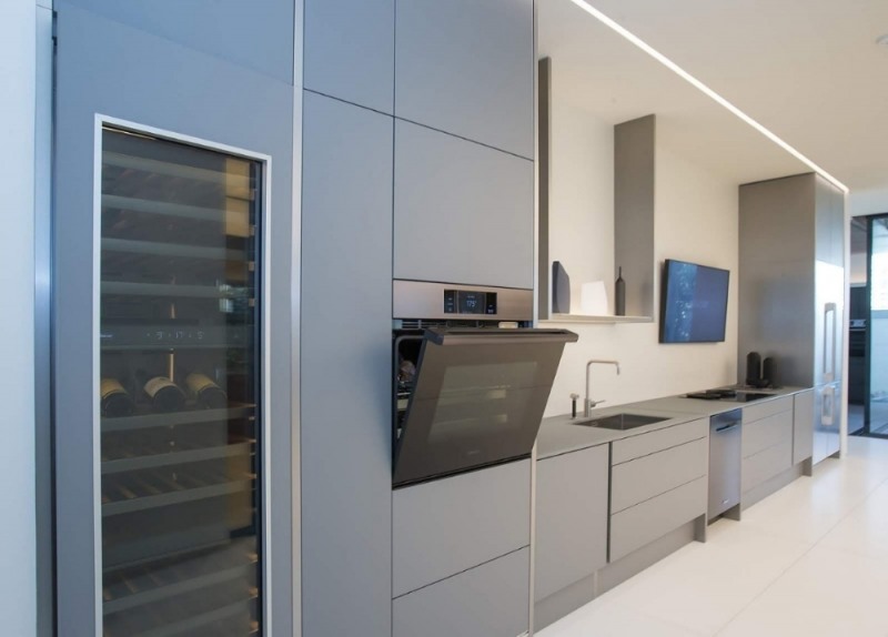 △데이코 라인업으로 구축된 주방의 모습. 오븐, 와인 셀러 등이 보인다/사진=오승혁 기자(자료 편집)