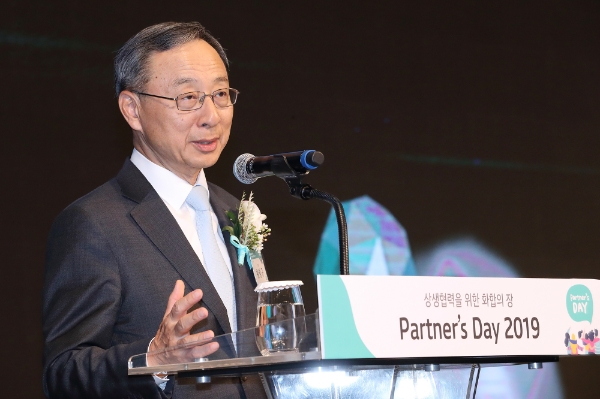 △ 황창규 KT 회장이 ‘KT 파트너스데이’에서 인사 말씀하고 있다. /사진=KT