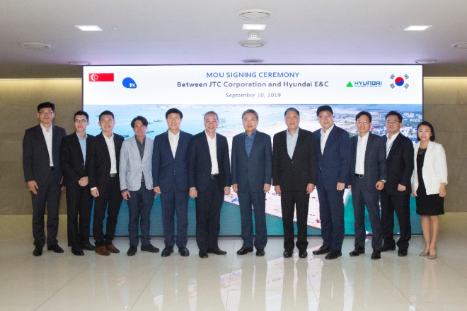 정진행 현대건설 부회장(중앙 오른쪽), NG Lang(응 랑) 싱가포르 주롱도시공사(중앙 왼쪽) 사장 등 양 사 임직원들이 기념촬영을 하고 있다. 사진=현대건설