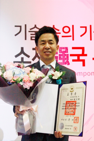 △정기택 한화케미칼 연구원이 산업포장을 수상한 모습/사진=한화케미칼