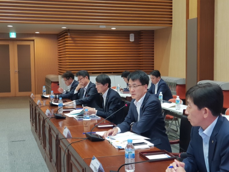 29일, 서울 중구 농협금융 본사에서 열린 '3분기 농협금융 자산운용 전략회의'에서 손병환 사업전략부문장(상무)(오른쪽 두번째)이 회의에 참석한 임직원들에게 당부 말을 하고 있다./사진=농협금융지주