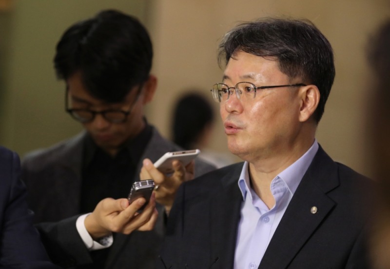 윤면식 한국은행 부총재가 31일 오전 서울 중구 한국은행 본관에서 열린 '상황점검회의'를 마친 후 취재진의 질문에 답하고 있다./사진=한국은행