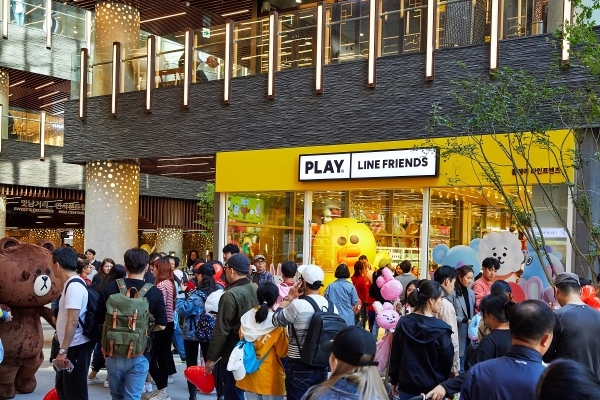 △일본 시장 등에서 라인페이의 인기를 견인하는 라인 캐릭터 굿즈 매장 플레이 라인프렌즈 인사동 매장의 모습/사진=네이버