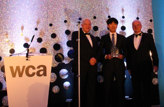 △ 시상식에 참석한 SK텔레콤 매니저가 수상하고 있는 모습. /사진=SKT