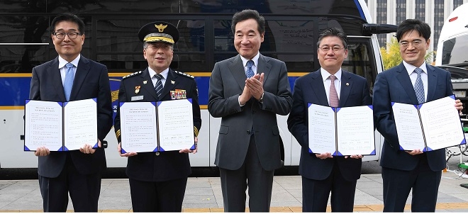 (왼쪽부터) 정복영 수도권대기환경청장, 민갑룡 경찰청장, 이낙연 국무총리, 정승일 산업통상자원부 차관, 공영운 현대차 사장.