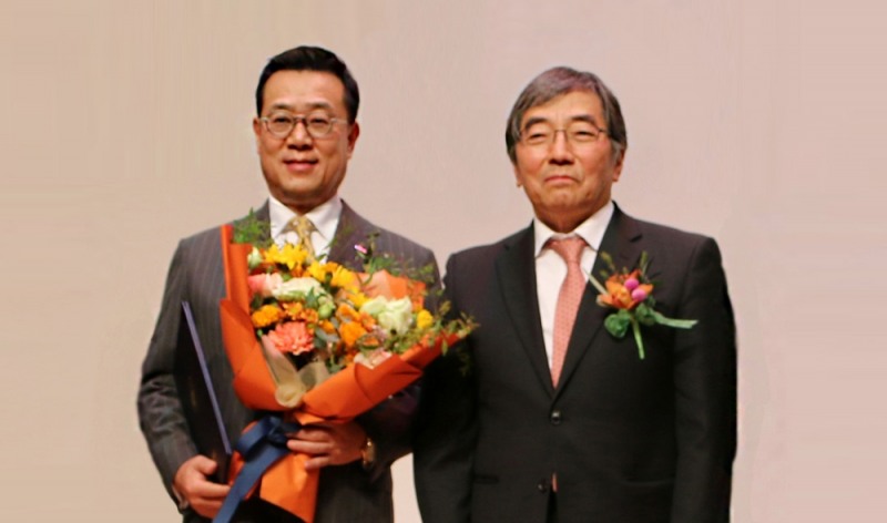 정문국 오렌지라이프 사장(왼쪽)이 시상식에서 수상 후 윤석헌 금융감독원장과 기념사진을 찍고 있다. / 사진=오렌지라이프