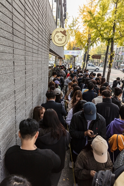 △카카오프렌즈의 전주 한옥마을점 앞에 선 대기줄의 모습/사진=오승혁 기자(자료 편집)