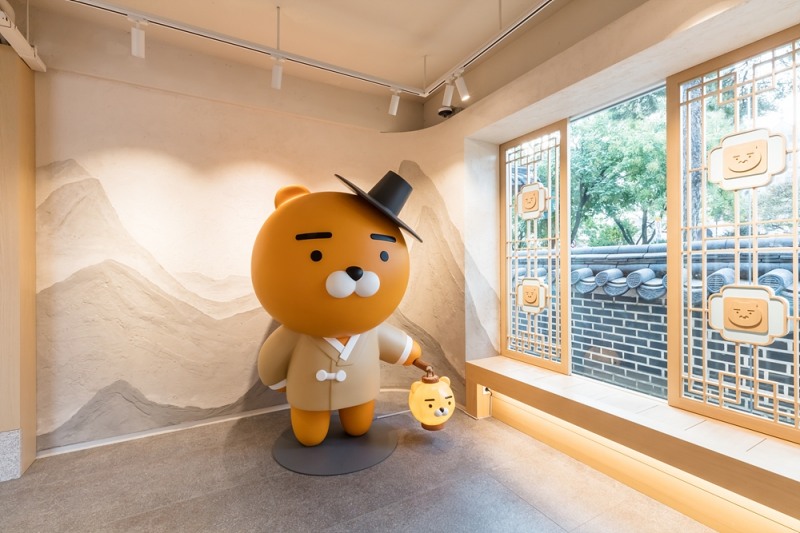 △카카오프렌즈의 전주 한옥마을점에 자리한 라이언이 갓을 쓰고 라이언 청사초롱을 들고 있는 대형 피규어/사진=오승혁 기자(자료 편집)