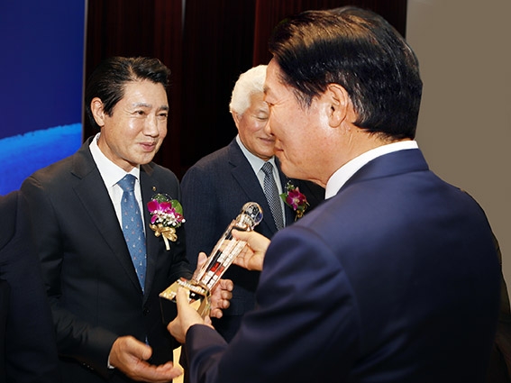 안양축협, 상호금융 대출금 1조원 달성 탑 수상