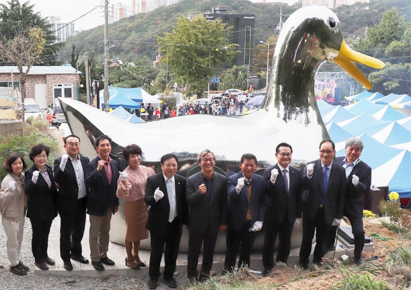캠코(한국자산관리공사)가 2일 부산 만덕민속오리마을(북구 만덕동 소재)에서 개최한 '부산 북구 지역경제 활성화를 위한 조형물 제막식'에서 권남주 캠코 부사장(오른쪽 세번째), 전재수 국회의원(오른쪽 다섯번째) 등 관계자들이 함께 기념촬영을 하고 있다./사진=캠코