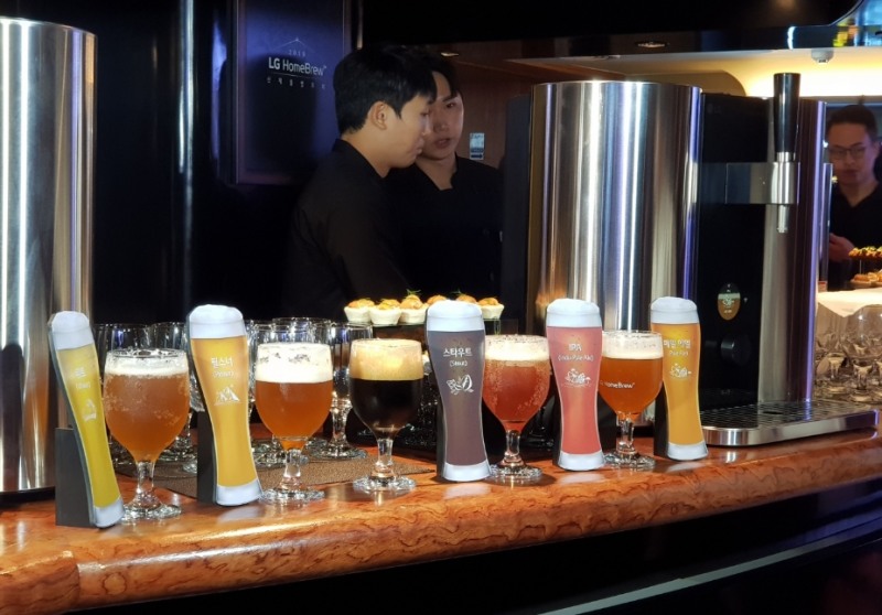 △LG전자가 지난 7월 영국대사관에서 개최한 LG 홈브루 출시 행사 당시 홈브루 기기와 맥주 5종의 모습/사진=오승혁 기자