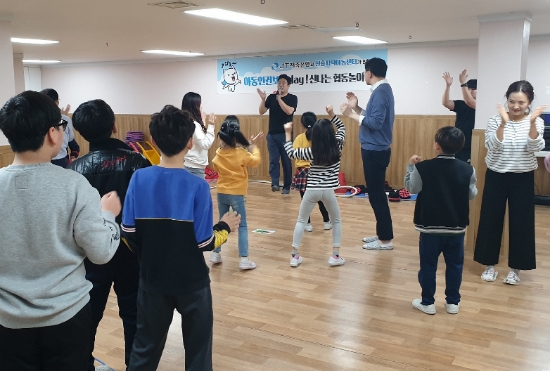 JT저축은행은 지난 4일 경기도 성남시에 위치한 신흥지역아동센터에서 ‘제2회 아동인권보장데이’를 실시했다고 5일 밝혔다. 사진은 센터 소속 아동과 함께 체험 놀이를 진행하고 있는 모습. / 사진 = JT저축은행