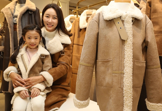 롯데백화점은 작년 겨울 완판됐던 ‘롱 무스탕’ 2탄으로 어머니와 자녀를 위한 ‘패밀리 룩’ 아이템인 여성용 ‘에코퍼 롱 무스탕(19만 9000원, 카멜/베이지 /다크브라운)’과 아동용 ‘에코퍼 무스탕(9만 9000원, 카멜/베이지)’을 롯데백화점 자체 브랜드(PB) 매장 ‘파슨스’에서 판매한다. /사진=롯데쇼핑.
