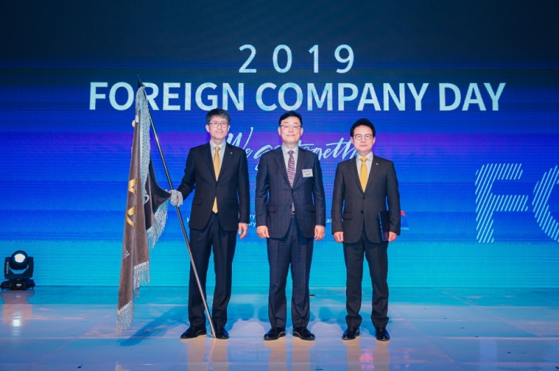 KB국민은행은 11월 4일 서울 삼성동 소재 그랜드 인터콘티넨탈 서울 파르나스에서 열린 산업통상자원부 주관‘2019 외국기업의 날’기념식에서 외국인투자유치 공로를 인정 받아 단체부문 대통령 표창을 수상했다. (왼쪽부터)김현수 KB국민은행 외국고객부장, 박태성 산업통상자원부 무역투자실장, 신덕순 KB국민은행 중소기업고객그룹 대표. / 사진= KB국민은행