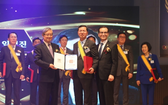 6일 신한카드는 임영진 사장이 '대한민국 봉사대상'을 수상했다고 밝혔다. 시상식이 열린 KBS아트홀에서 (왼쪽부터) 김성재 한국유엔봉사단 총재, 임영진 신한카드 사장, 안헌식 한국유엔봉사단 이사장이 기념 촬영을 하고 있다. / 사진 = 신한카드