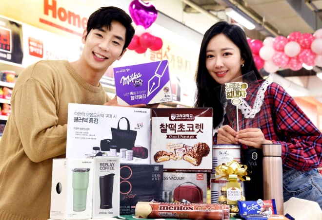 홈플러스는 2020학년도 대학수학능력시험(11월14일)을 대비해 오는 13일까지 ‘수능 응원용품 대전’을 진행한다. /사진=홈플러스.