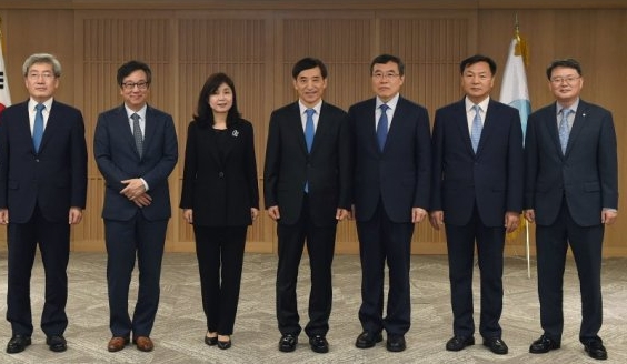 사진=금통위원들, 2018년 5월 임지원(이주열 총재 옆 여성) 금통위원 임명 당시의 기념 컷