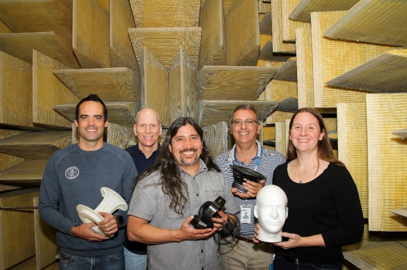 △미국 새너제이(San Jose)에 위치한 삼성 리서치 아메리카 오디오랩‘무향실'에서 논문 저자들이 음질 테스트 장비를 소개하고 있다/사진=삼성전자