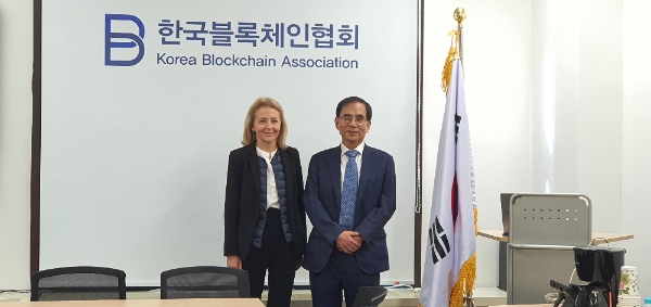 ▲로르 드 라 로디에르(왼쪽) 프랑스 하원의원이 5일 오전 한국블록체인협회를 방문해 오갑수 회장과 환담을 갖고 양국의 블록체인 산업 발전 방향에 대해 논의했다./ 사진=한국블록체인협회