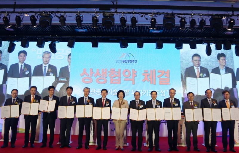 지난 6일 중소기업중앙회에서 열린 민관공동기술개발 투자기금 협약식에 중소벤처기업부 박영선 장관을 비롯해 아모레퍼시픽 SCM 유닛 이동순 전무 등 정관계, 기업 인사 500여명이 참석했다. (왼쪽에서 세번째) 아모레퍼시픽 SCM Unit 이동순 전무. /사진제공=아모레퍼시픽