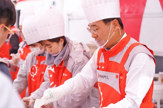 이문환 비씨카드 사장이 배식 봉사를 하고 있다. / 사진 = 비씨카드