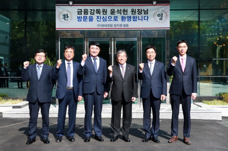 윤석헌 금감원장(가운데)이 7일 경남은행 '소상공인·자영업자 지원센터' 개소식에 참석 후 기념촬영을 하고 있다./사진=금융감독원