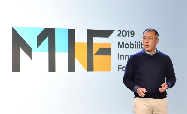 △ 정의선 현대차그룹 수석부회장이 기조연설에서 ‘인간중심의 모빌리티 개발 철학’에 대해 강조하고 있는 모습. /사진=현대차그룹