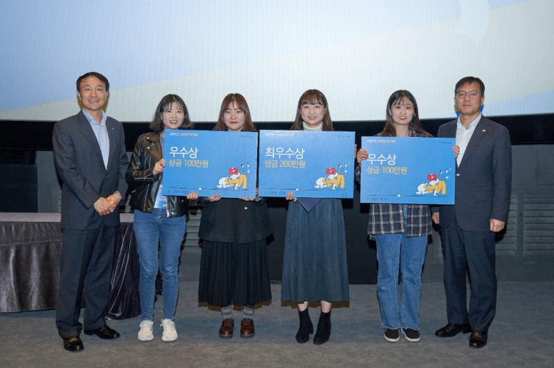 신한카드는 2030세대와의 소통을 늘리고 인플루언서 중심의 마케팅 패러다임에 대응하기 위한 ‘신인류 프로젝트’ 1기의 수료식을 개최했다고 10일 밝혔다. 수료식이 열린 서울 용산 CGV에서 문동권 신한카드 경영기획그룹장(맨 왼쪽), 김일봉 신한카드 브랜드기획팀장(맨 오른쪽)과 수상자들이 기념촬영을 하고 있다./ 사진=신한카드