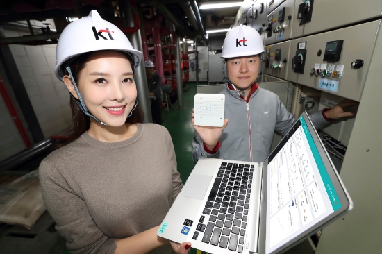 △ KT 직원과 KT 모델이 서초구 우면동 KT 융합기술원에서 ‘기가 에너지 매니저 빌딩’ 시범서비스를 소개하고 있다. /사진=KT