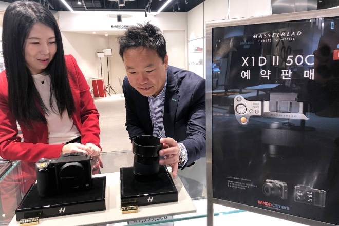 롯데백화점은 스웨덴의 명품 카메라 브랜드 '핫셀블라드'에서 3년 만에 출시한 신 모델인 '핫셀블라드 X1D II 50C(본체 799만 9000원)'를 백화점 업계 단독으로 예약 판매한다. /사진=롯데쇼핑.