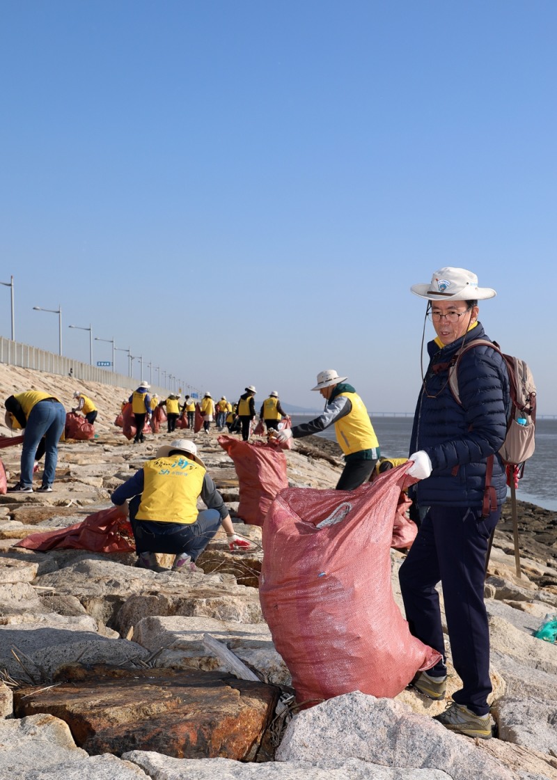 이동빈 수협은행장이 지난 9일 인천시 삼목항 인근 인천공항 남측 방조제 일대에서 해안정화활동을 하고 있는 모습./사진=수협은행