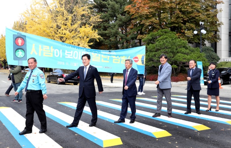 사진 좌측부터 주재석 서울모범운전자연합회 서초지회장, 주승용 국회부의장, 유인태 국회사무처 사무총장, 이춘석 국회 기획재정위원장, 윤재옥 국회의원, 천경숙 녹색어머니중앙회 회장 등이 횡단 퍼포먼스를 펼치고 있다. / 사진=손해보험협회