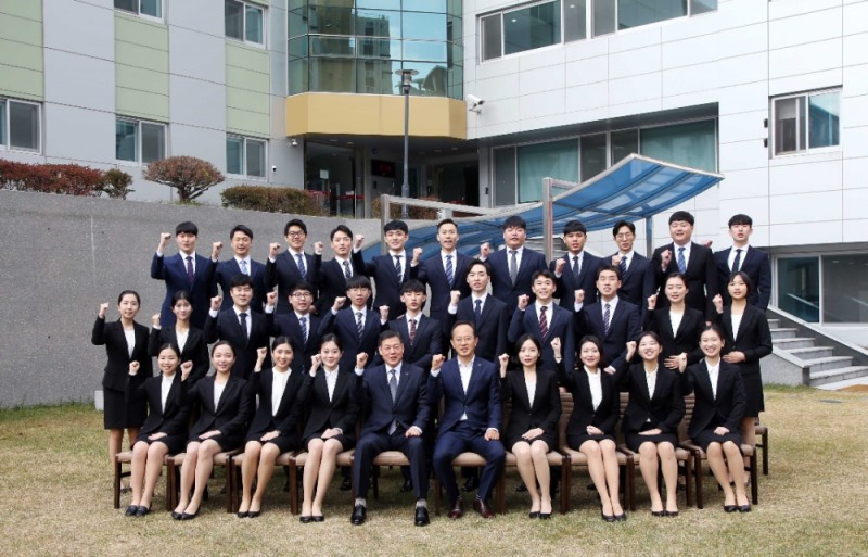 BNK경남은행은 11일 창원시 마산회원구 회원동 연수원에서 ‘2019년 신입행원 연수원 입소식’을 가졌다./사진=경남은행