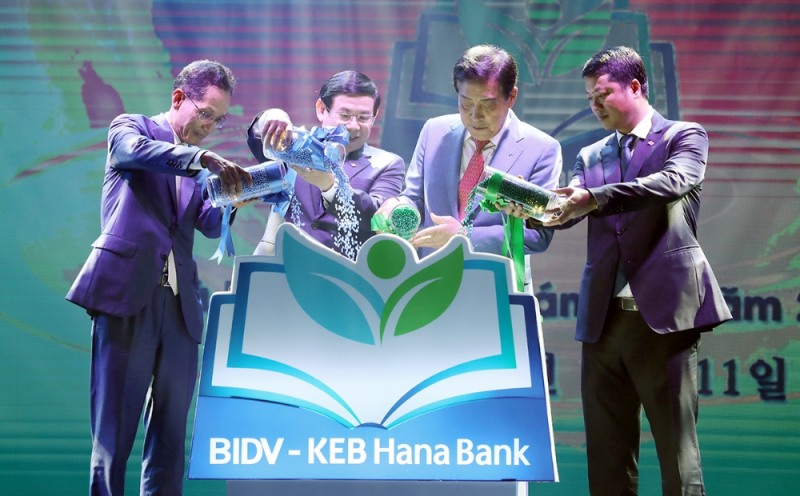 KEB하나은행은 베트남 자산규모 1위 은행이자 4대 국영상업은행 중 하나인 BIDV(Bank for Investment and Development of Vietnam)의 외국인 전략적 투자자 지위를 취득하고 신남방 전략을 본격화했다. 지난 11월 11일 저녁 베트남 하노이 멜리아(melia) 호텔 그랜드볼룸에서 열린 기념행사에서 KEB하나은행과 BIDV 양행이 함께 성장한다는 의미로 나무에 물을 주는 세리머니를 하고 있다. 사진 왼쪽부터 지성규 KEB하나은행장, 판 둑 뚜(Phan Duc Tu) BIDV 이사회의장, 김정태 하나금융그룹 회장, 레 응옥 람(Le Ngoc Lam) BIDV 은행장 대행. / 사진= KEB하나은행