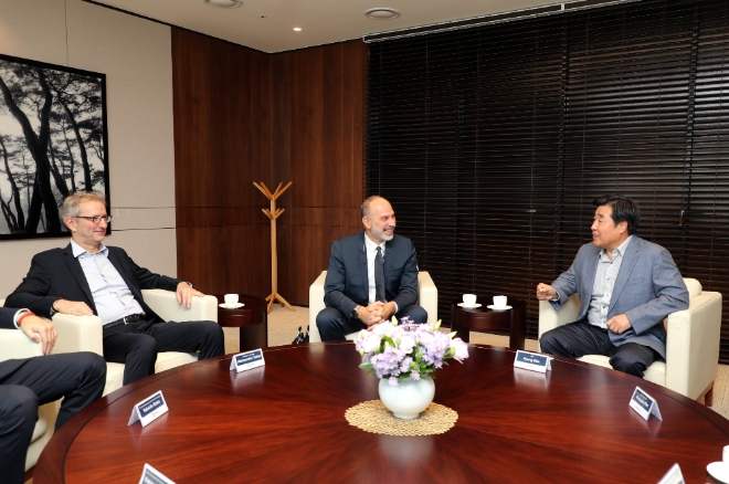 김형 대우건설 사장(오른쪽에서 첫번째)과 마우리지오 코라텔라(오른쪽에서 두 번째) 사이펨 Onshore E&C COO(Chief Operating Officer)가 환담을 나누고 있다. 제공=대우건설